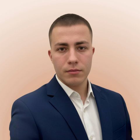 Максим  У